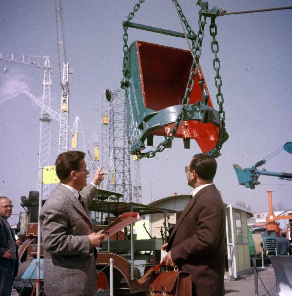 Fiera di Milano - Campionaria 1955 - Settore dell'edilizia - Visitatori