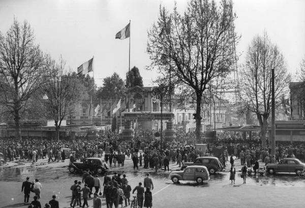 Fiera di Milano - Campionaria 1955 - Entrata di porta Domodossola - Folla di visitatori