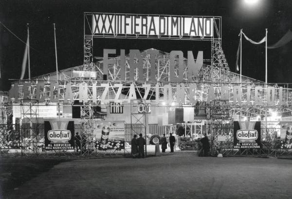 Fiera di Milano - Campionaria 1955 - Settore della meccanica agricola - Tettoia della meccanizzazione agricola Fiat e OM - Veduta notturna