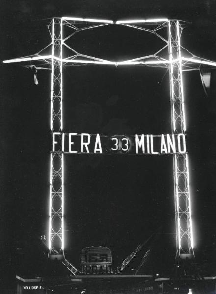 Fiera di Milano - Campionaria 1955 - Entrata di piazza Carlo Magno - Veduta notturna