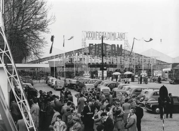 Fiera di Milano - Campionaria 1955 - Settore della meccanica agricola - Tettoia della meccanizzazione agricola Fiat e OM e biglietterie