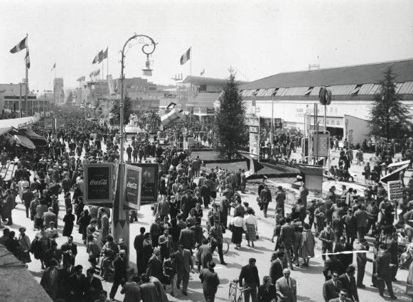 Fiera di Milano - Campionaria 1955 - Viale dell'industria - Visitatori