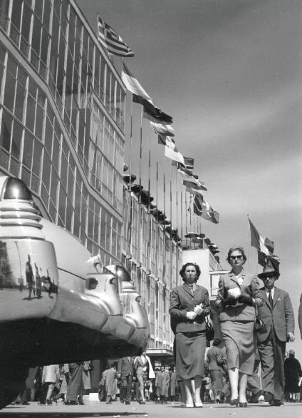 Fiera di Milano - Campionaria 1955 - Palazzo delle nazioni - Veduta esterna - Visitatoti