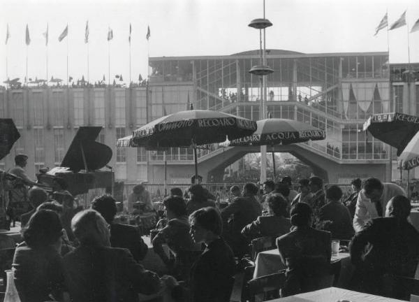 Fiera di Milano - Campionaria 1955 - Palazzo emiciclo - Ristorante all'aperto - Visitatori