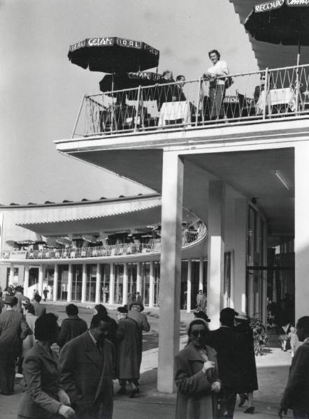 Fiera di Milano - Campionaria 1955 - Piazza Italia - Palazzo emiciclo - Visitatori