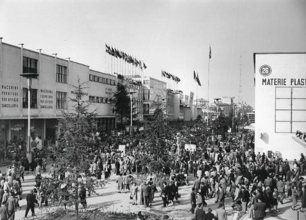 Fiera di Milano - Campionaria 1955 - Viale dell'industria - Folla di visitatori