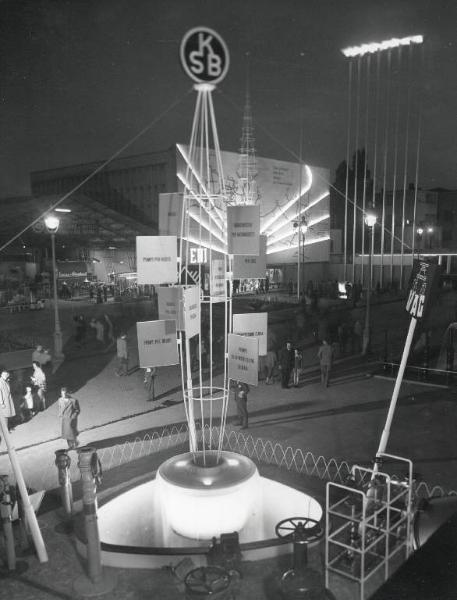 Fiera di Milano - Campionaria 1955 - Installazione pubblicitaria della KSB - Veduta notturna