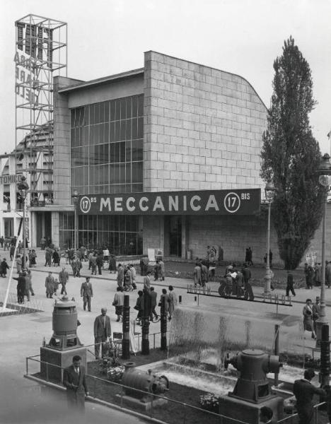 Fiera di Milano - Campionaria 1955 - Viale dell'industria - Padiglione della meccanica 17 bis - Installazione pompe idrauliche