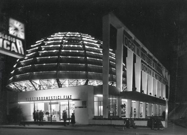 Fiera di Milano - Campionaria 1955 - Padiglione della Fiat - Veduta notturna