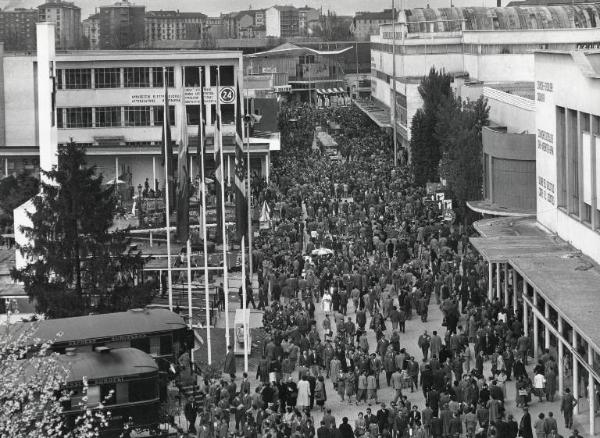 Fiera di Milano - Campionaria 1955 - Viale del commercio - Folla di visitatori