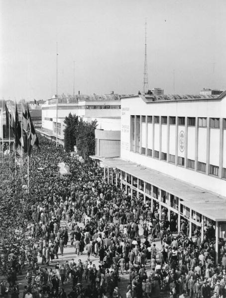 Fiera di Milano - Campionaria 1955 - Viale del commercio - Folla di visitatori