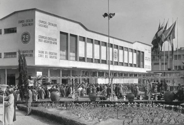 Fiera di Milano - Campionaria 1955 - Padiglione dei casalinghi - Veduta esterna