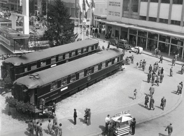 Fiera di Milano - Campionaria 1955 - Vagoni ferroviari della Compagnie internationale des vagons-lits et des grands express europeens