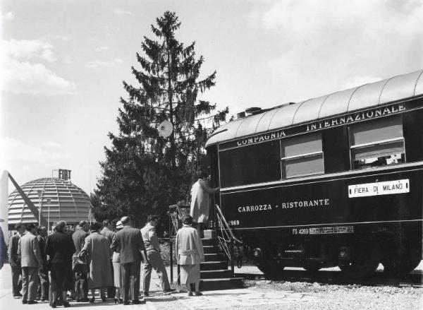 Fiera di Milano - Campionaria 1955 - Vagone ferroviario della Compagnie internationale des vagons-lits et des grands express europeens - Visitatori