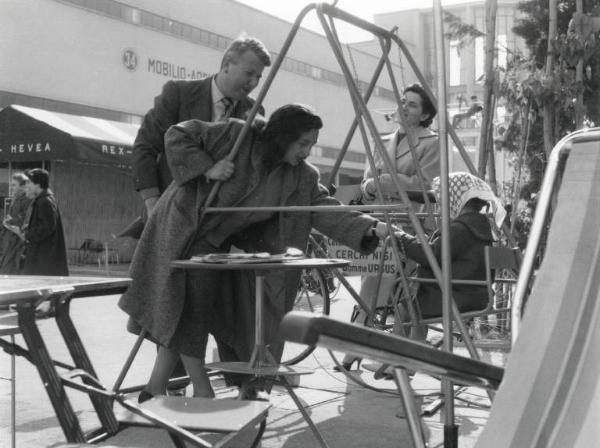 Fiera di Milano - Campionaria 1955 - Mostra dei mobili da giardino - Visitatori