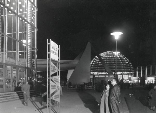 Fiera di Milano - Campionaria 1955 - Viale del turismo