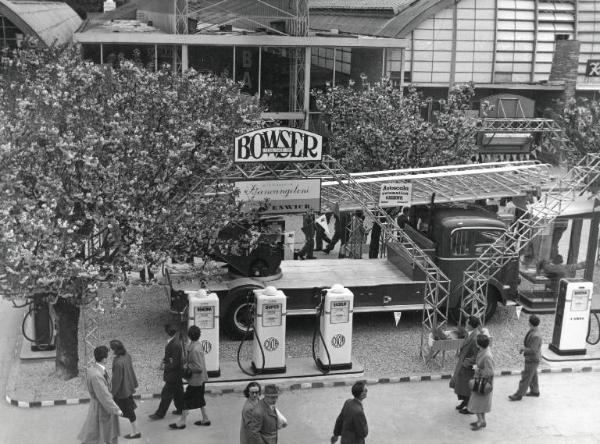 Fiera di Milano - Campionaria 1955 - Settore dei distributori di carburanti