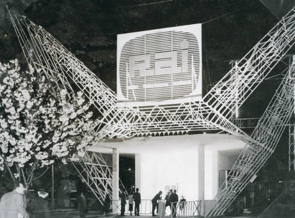 Fiera di Milano - Campionaria 1955 - Auditorio della RAI (Radiotelevisione italiana) - Veduta notturna