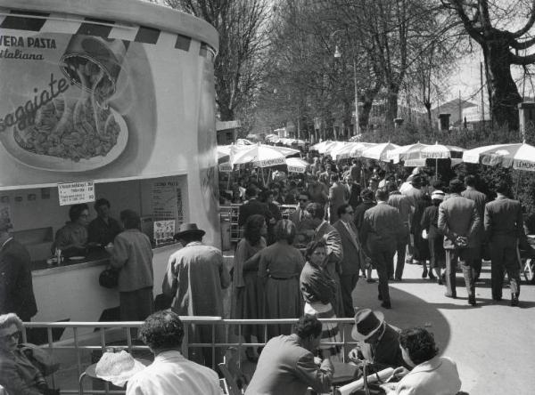 Fiera di Milano - Campionaria 1955 - Area di ristoro all'aperto