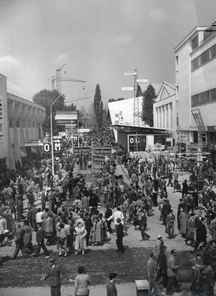 Fiera di Milano - Campionaria 1955 - Viale della siderurgia - Folla di visitatori