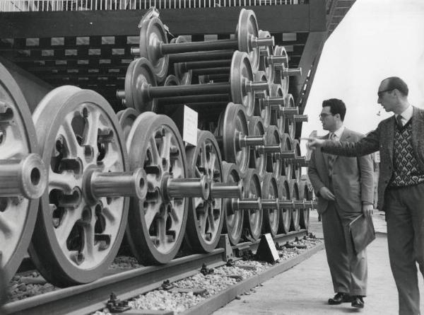 Fiera di Milano - Campionaria 1955 - Padiglione della Sidercomit - Area espositiva all'aperto - Visitatori