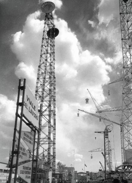 Fiera di Milano - Campionaria 1955 - Settore dell'edilizia - Gru