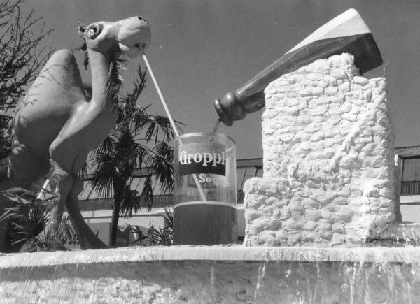 Fiera di Milano - Campionaria 1955 - Installazione pubblicitaria della Groppi soda