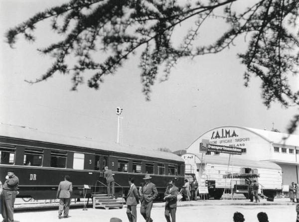 Fiera di Milano - Campionaria 1955 - Magazzini di deposito della SAIMA e carrozza ferroviaria in esposizione