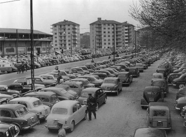 Fiera di Milano - Campionaria 1955 - Parcheggio esterno - Automobili