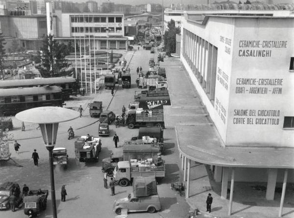 Fiera di Milano - Campionaria 1955 - Viale del commercio - Trasporto di merci in fase di smobilitazione