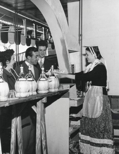 Fiera di Milano - Campionaria 1955 - Corte dei vini