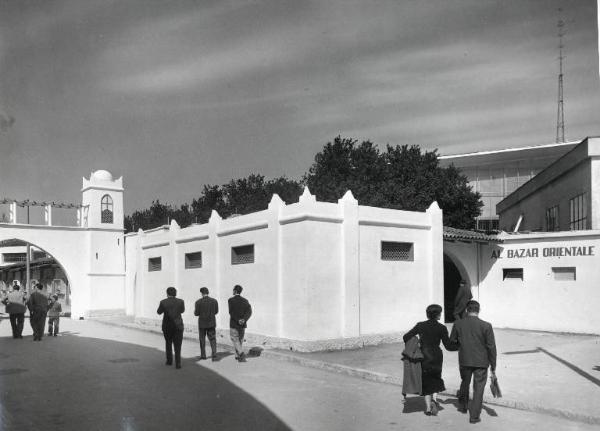 Fiera di Milano - Campionaria 1955 - Mostra artigianato orientale - Esterno