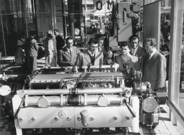 Fiera di Milano - Campionaria 1955 - Tettoia espositiva della Officine Meccaniche OM - Visitatori