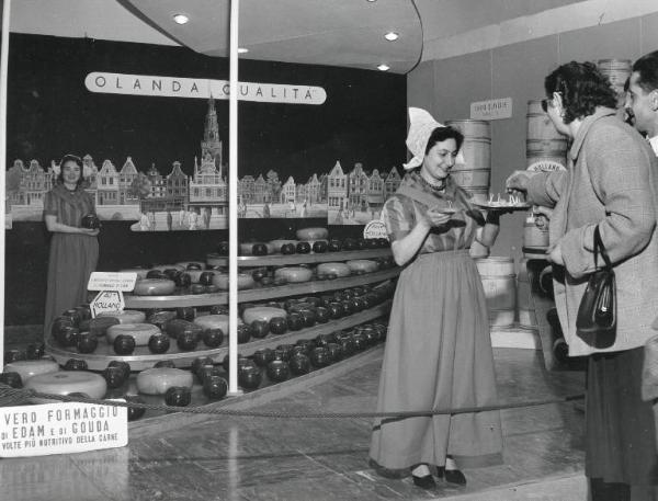 Fiera di Milano - Campionaria 1955 - Palazzo delle nazioni - Mostra ufficiale dell'Olanda