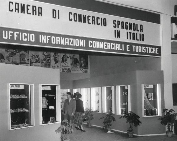 Fiera di Milano - Campionaria 1955 - Palazzo delle nazioni - Stand della Camera di Commercio Spagnola in Italia