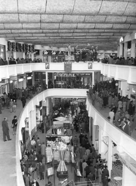 Fiera di Milano - Campionaria 1955 - Padiglione dei tessili e dell'abbigliamento - Interno