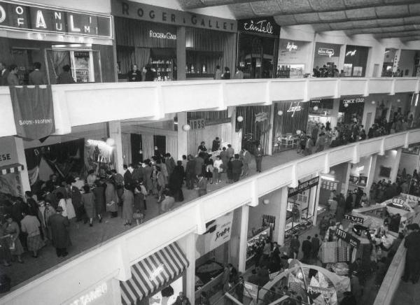 Fiera di Milano - Campionaria 1955 - Padiglione dei tessili e dell'abbigliamento - Interno