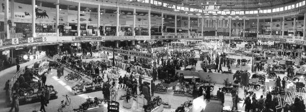 Fiera di Milano - Campionaria 1955 - Padiglione auto, avio, moto, ciclo, accessori e articoli sportivi - Interno