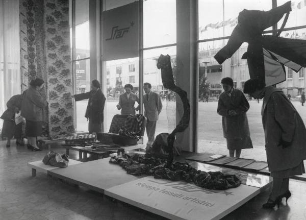 Fiera di Milano - Campionaria 1955 - Padiglione della Chatillon (Società Anonima Italiana per le Fibre Tessili Artificiali) - Stand della Star, stampa tessuti artistici