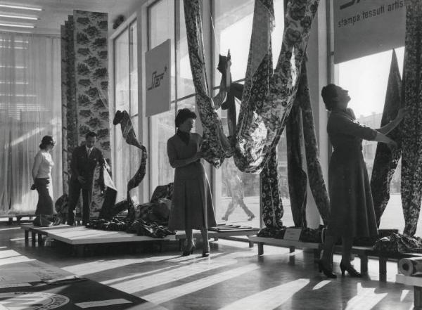 Fiera di Milano - Campionaria 1955 - Padiglione della Chatillon (Società Anonima Italiana per le Fibre Tessili Artificiali) - Stand della Star, stampa tessuti artistici