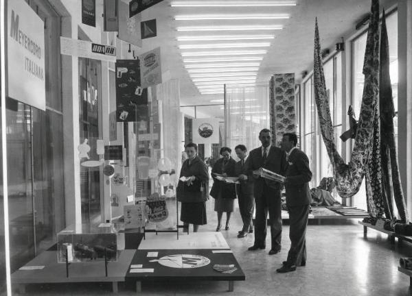 Fiera di Milano - Campionaria 1955 - Padiglione della Chatillon (Società Anonima Italiana per le Fibre Tessili Artificiali) - Sala interna