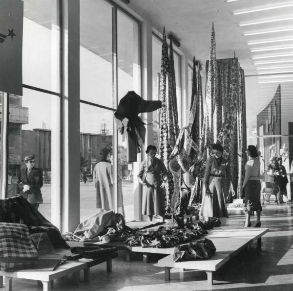 Fiera di Milano - Campionaria 1955 - Padiglione della Chatillon (Società Anonima Italiana per le Fibre Tessili Artificiali) - Sala interna