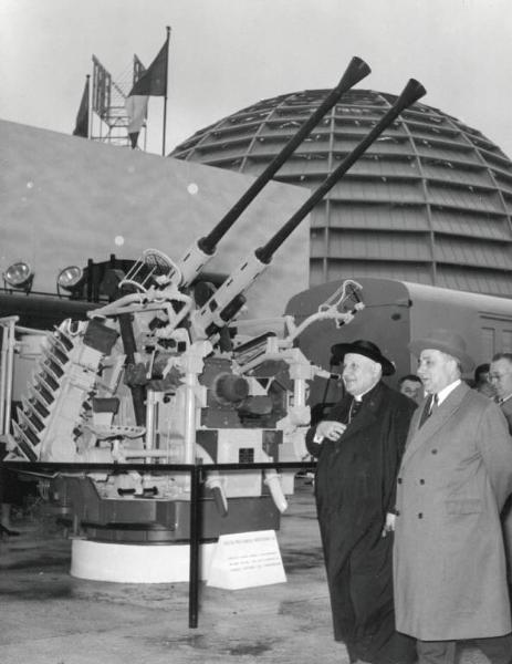 Fiera di Milano - Campionaria 1956 - Visita del patriarca di Venezia Angelo Giuseppe Roncalli (poi, Papa Giovanni XXIII)