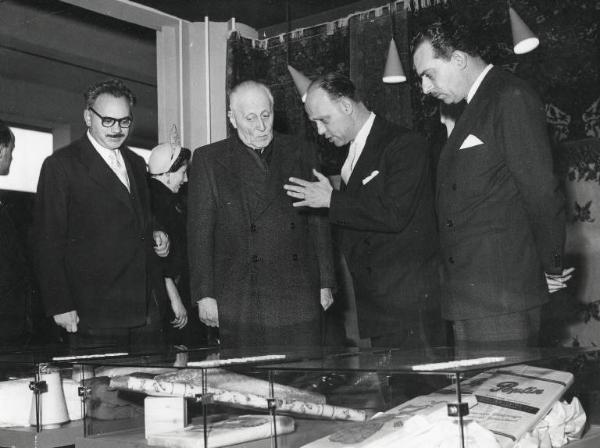 Fiera di Milano - Campionaria 1956 - Visita del sottosegretario al ministero del commercio di Grecia Nicos Martis