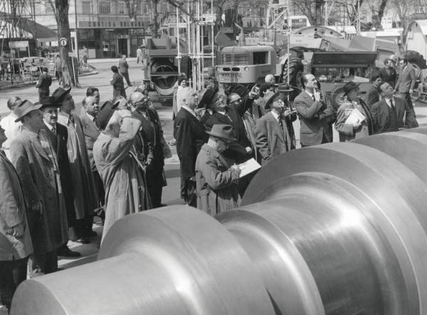 Fiera di Milano - Campionaria 1956 - Visita di un gruppo di giornalisti stranieri