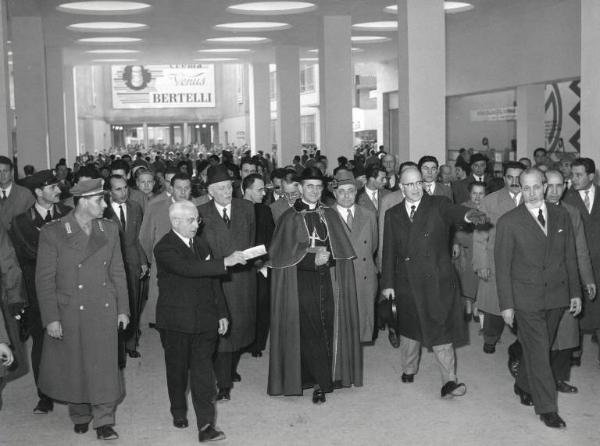 Fiera di Milano - Campionaria 1956 - Visita dell'arcivescovo di Milano Giovanni Battista Montini (poi, Papa Paolo VI)