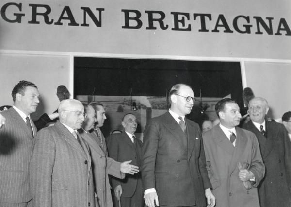 Fiera di Milano - Campionaria 1956 - Visita del ministro inglese A.R.W. Low