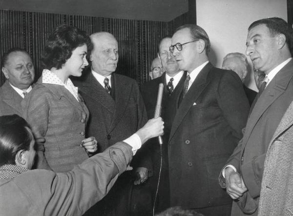 Fiera di Milano - Campionaria 1956 - Visita del ministro inglese A.R.W. Low