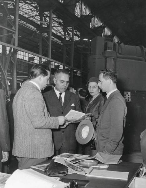 Fiera di Milano - Campionaria 1956 - Visita del ministro del commercio estero Bernardo Mattarella