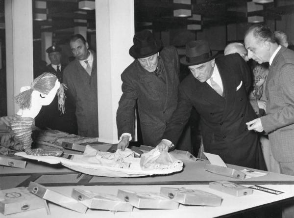 Fiera di Milano - Campionaria 1956 - Visita del senatore Cesare Merzagora e dell'onorevole Cino Macrelli